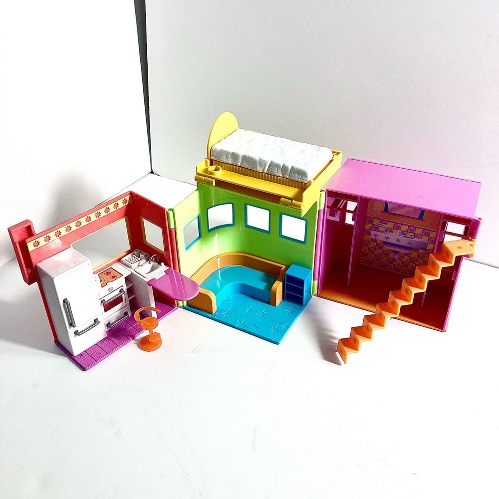 Vintage 2002 Polly Pocket Hangin Out Sparklin' House and Polly Pockets